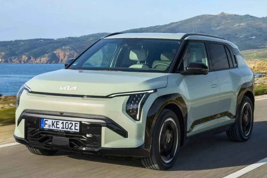2027 Kia EV3 kompakter Elektro-SUV aus der vorderen Dreiviertelperspektive auf einer Stadtstraße