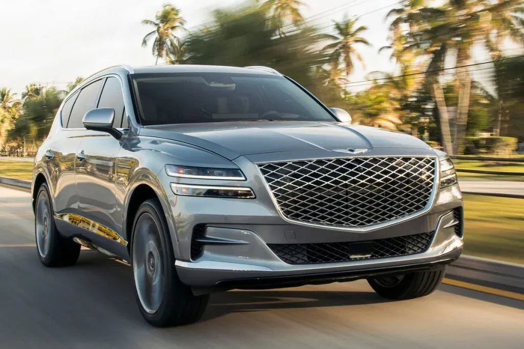 Genesis GV80 Hybrid als großes Premium-SUV in Dreiviertelansicht auf einer modernen Straße