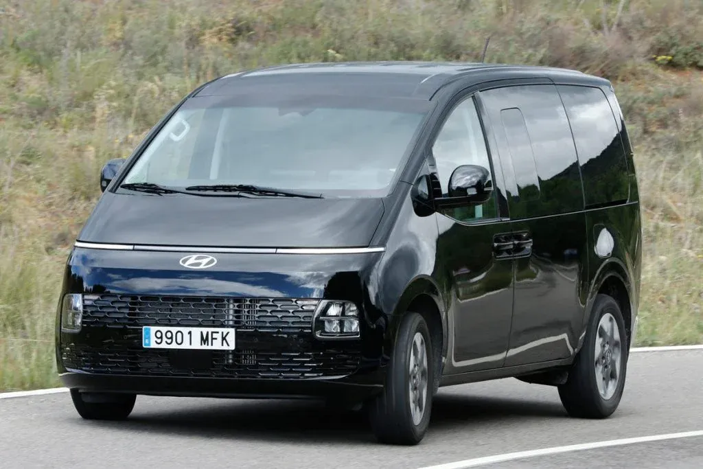 Hyundai Staria Cargo als futuristisch gestalteter Elektro-Kastenwagen in Seitenansicht mit glatter Front, großem Laderaum und Schiebetür