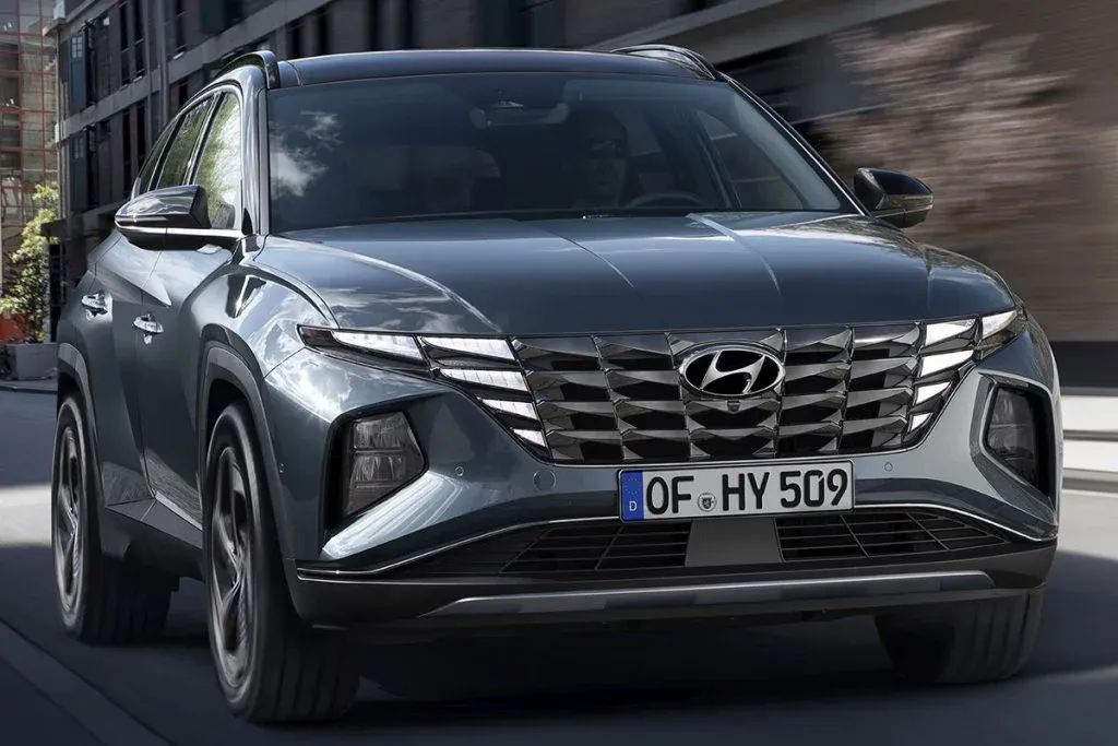 Neuer Hyundai Tucson als kompaktes SUV in kantiger Frontansicht auf einer Straße