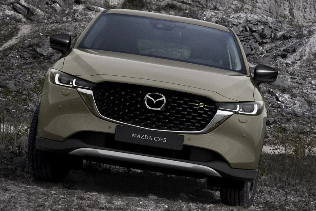 Mazda CX-5 als kompaktes SUV auf einer kurvigen Landstraße bei Tageslicht