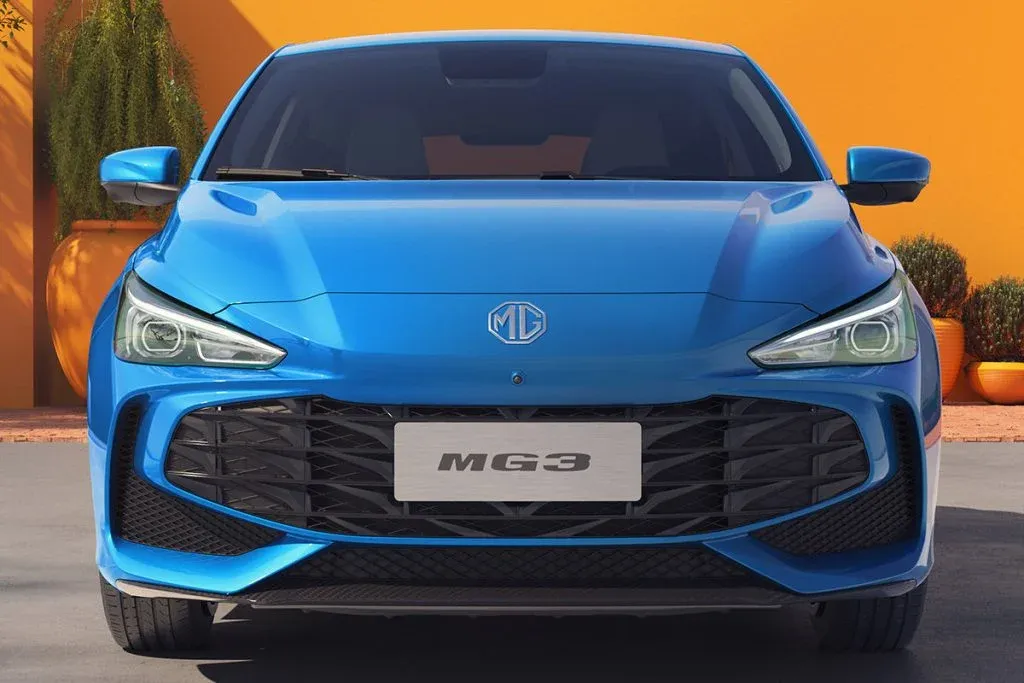 MG ZS, MG HS und MG3 Hybrid+ stehen nebeneinander auf einer Straße