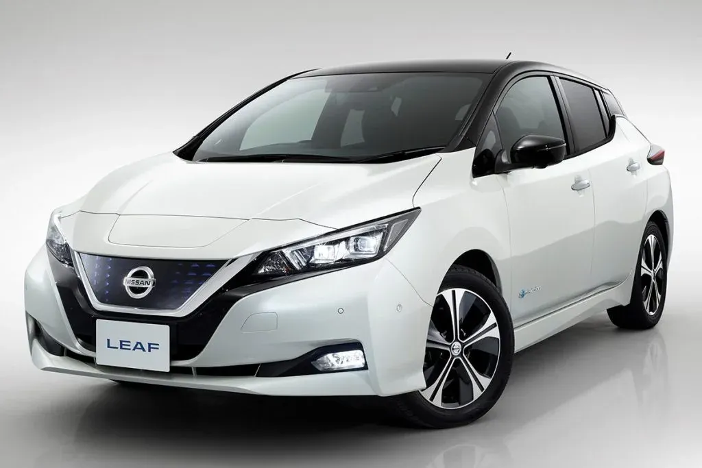 Neuer Nissan Leaf Nismo Elektro-Crossover in Grau mit roten Nismo-Akzenten auf einer Straße
