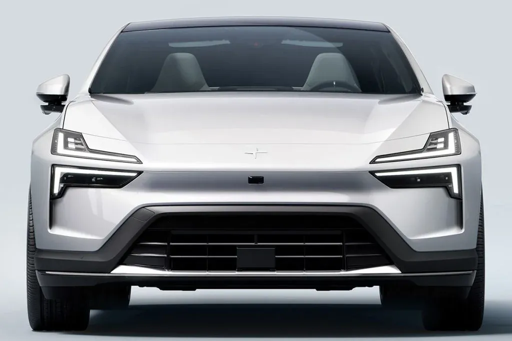 Polestar 4 SUV als Elektro-SUV mit gerader Dachlinie und großer Heckscheibe auf einer Straße