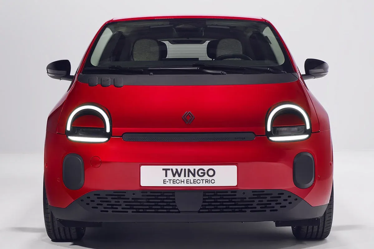 Renault Twingo EV mit rund geformtem Twingobay-Panoramadach in einer hellen urbanen Umgebung