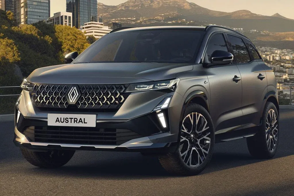 Renault Rafale und Renault Scenic als moderne Familienautos vor urbaner Architektur