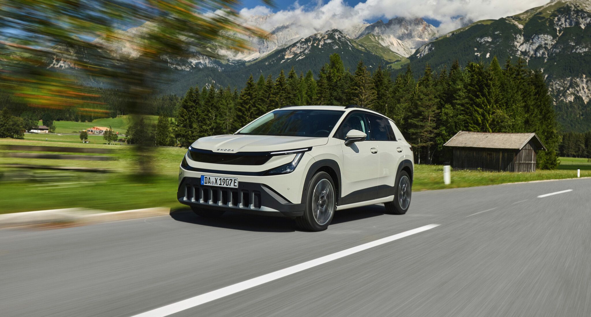 Škoda Epiq as a compact electric SUV in an urban setting, photographed from a front three-quarter angle in 16:9 format