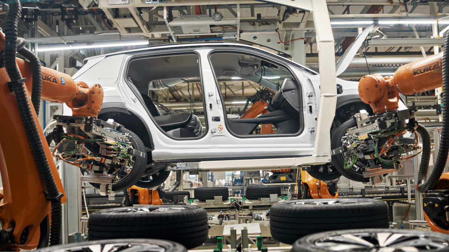 Škoda Epiq as a compact electric SUV in an urban setting, photographed from a front three-quarter angle in 16:9 format
