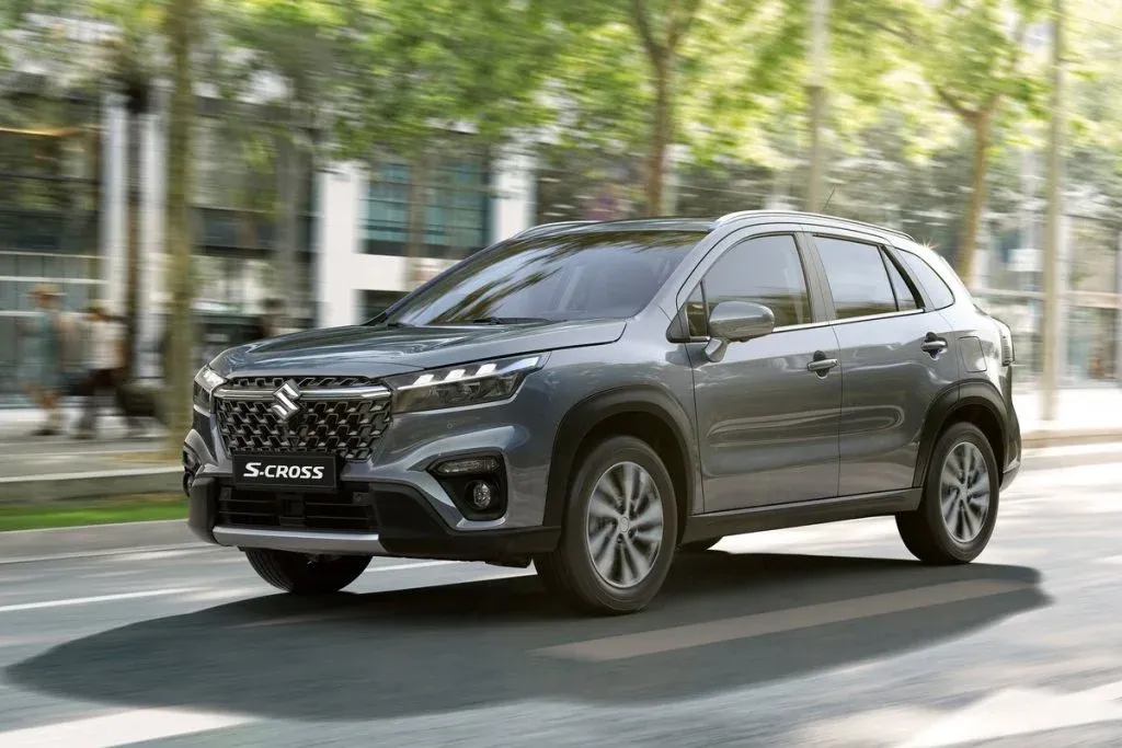Suzuki Vitara Kuro und S-Cross Kuro Sondermodelle gemeinsam geparkt mit schwarzen Leichtmetallrädern und dunklen Außendetails