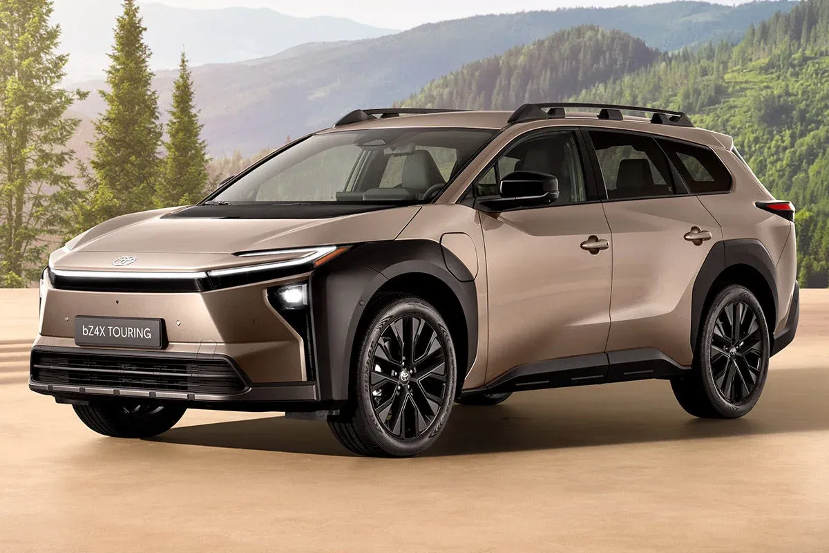 Toyota bZ4X auf einer amerikanischen Straße vor moderner Vorstadtkulisse