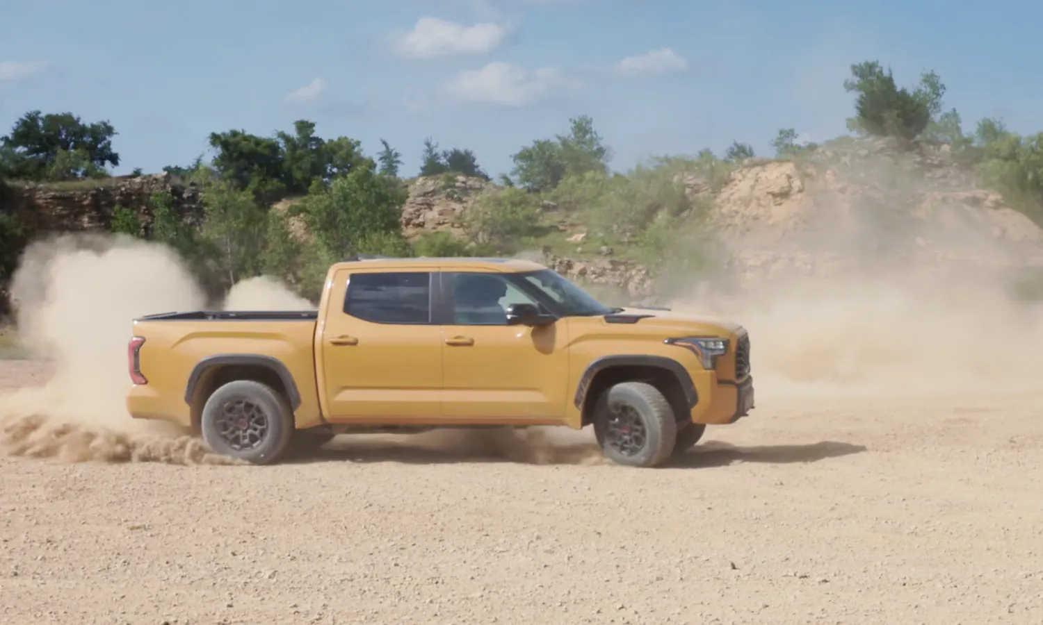 Toyota Tundra Pickup in einer Werkstatt mit geöffneter Motorhaube und sichtbarem V6-Motor