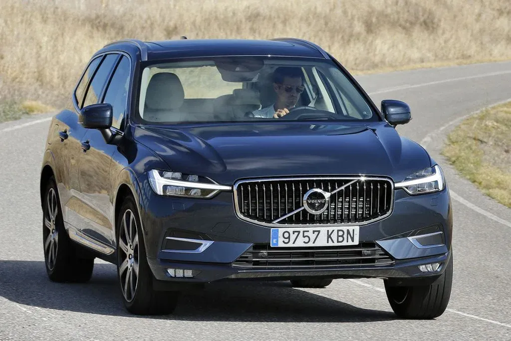 Volvo XC60 und XC90 Facelift als Plug-in-Hybrid-SUVs auf einer Straße in moderner Umgebung